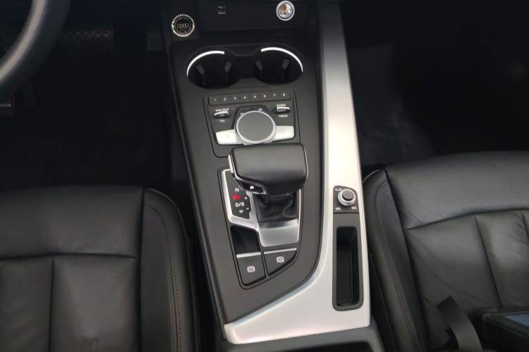 Used Audi A4L 2019 40 TFSI Fashion Edition China VI Emission Standard Gear Lever