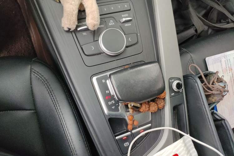 Used Audi A4L 2019 40 TFSI Ambition China VI Gear Lever