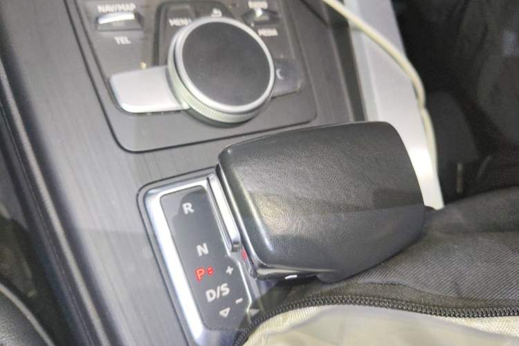 Used Audi A4L 2019 40 TFSI Fashion Edition China VI Emission Standard Gear Lever