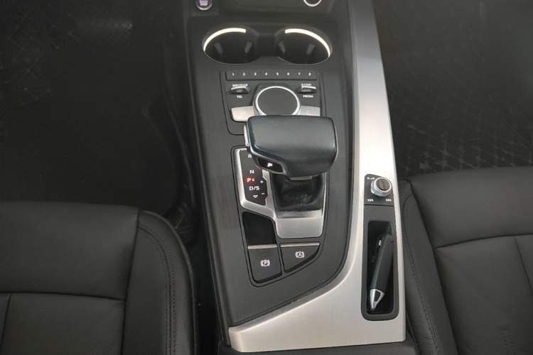 Used Audi A4L 2019 40 TFSI Fashion Edition China VI Emission Standard Gear Lever