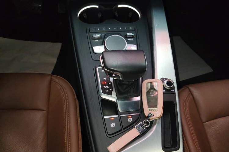 Used Audi A4L 2019 40 TFSI Fashion Edition China VI Emission Standard Gear Lever