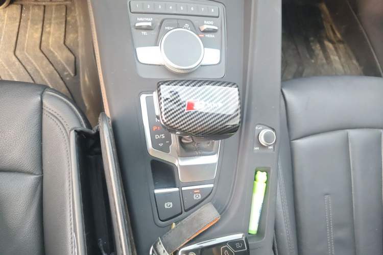 Used Audi A4L 2019 40 TFSI Fashion Edition China VI Emission Standard Gear Lever