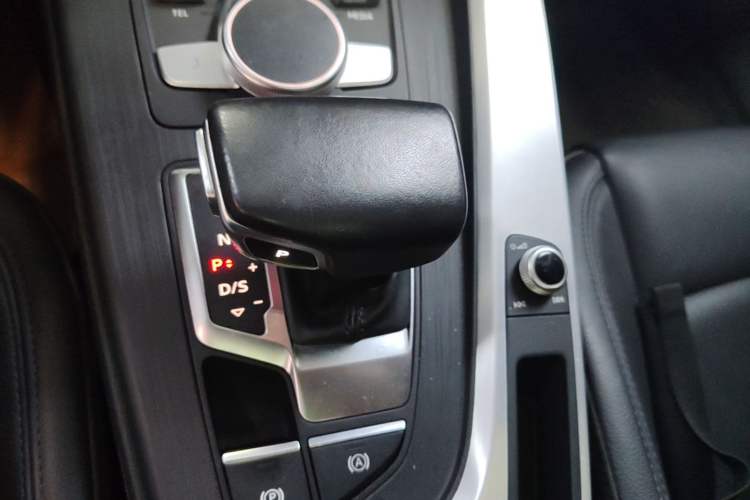 Used Audi A4L 2019 40 TFSI Fashion Edition China VI Emission Standard Gear Lever
