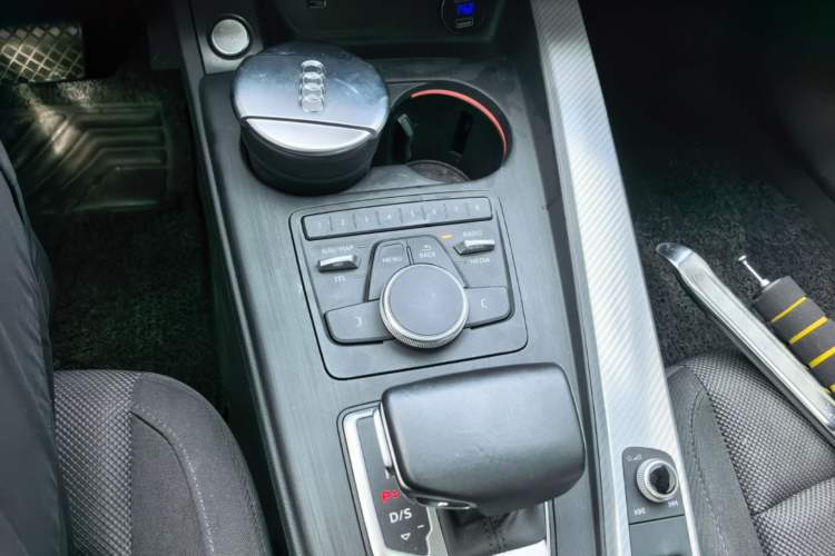 Used Audi A4L 2019 40 TFSI Ambition China VI Gear Lever