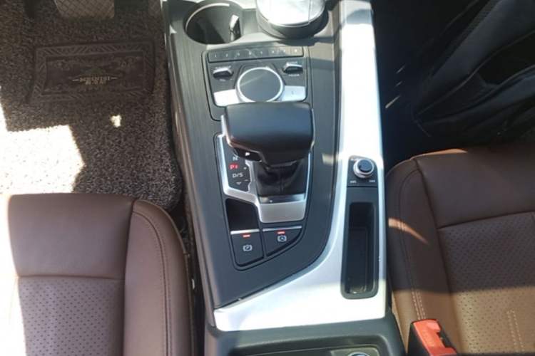 Used Audi A4L 2019 40 TFSI Fashion Edition China VI Emission Standard Gear Lever