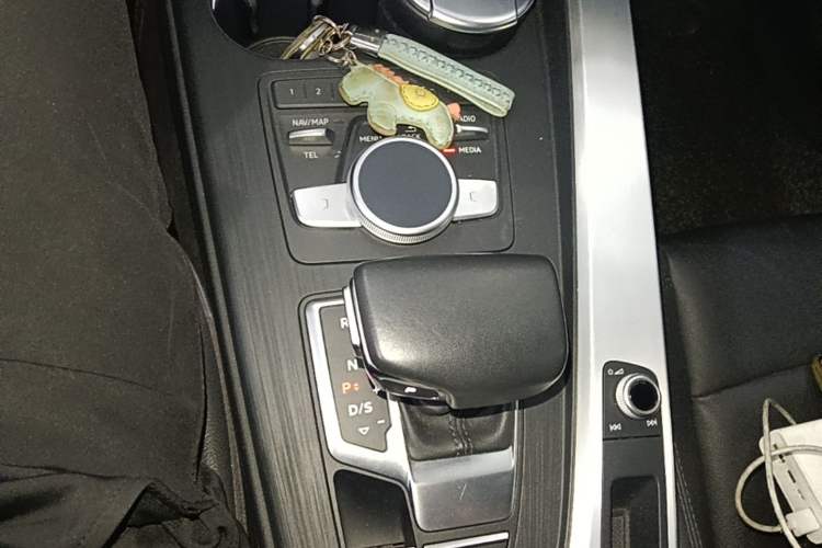 Used Audi A4L 2019 40 TFSI Fashion Edition China VI Emission Standard Gear Lever