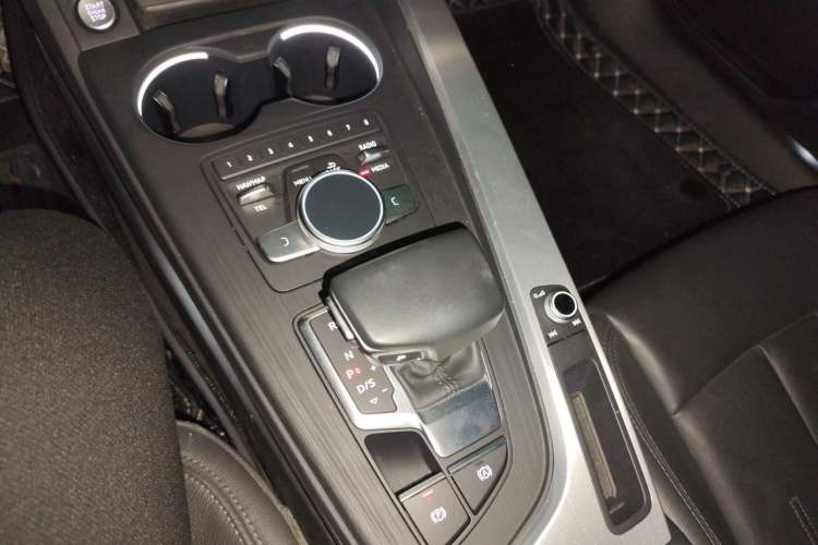 Used Audi A4L 2019 40 TFSI Fashion Version China V Gear Lever
