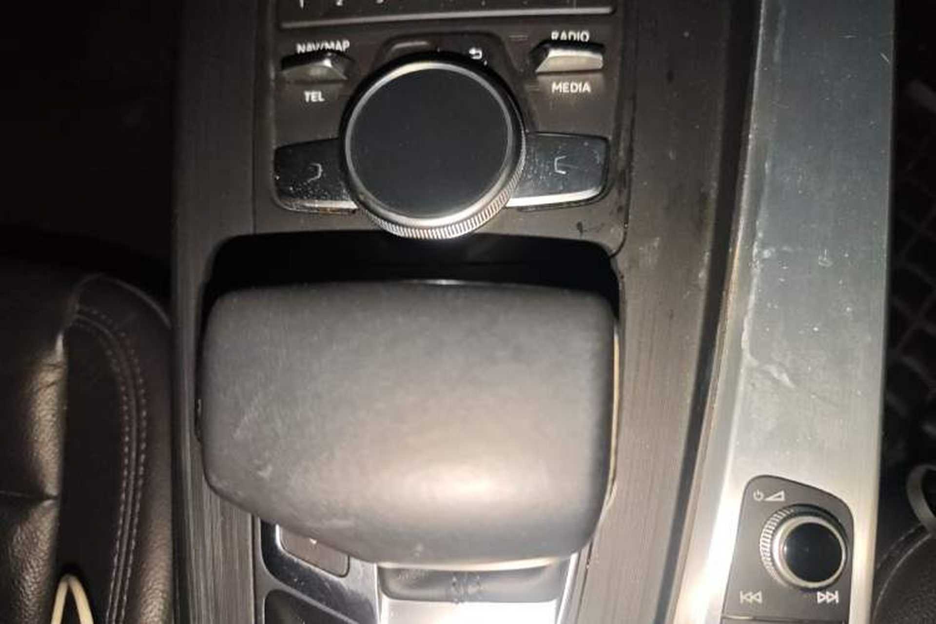Used Audi A4L 2019 40 TFSI Fashion Edition China VI Emission Standard Gear Lever