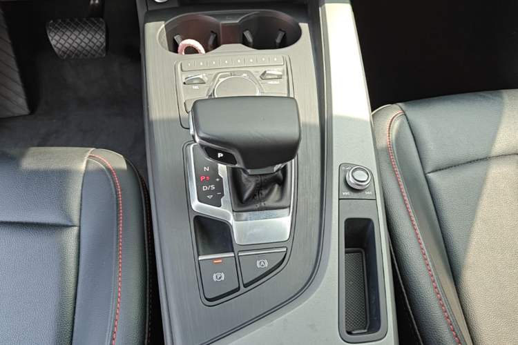 Used Audi A4L 2019 40 TFSI Ambition China VI Gear Lever