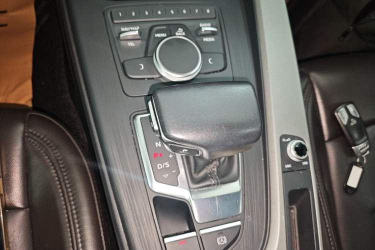 Used Audi A4L 2019 40 TFSI Ambition China VI Gear Lever