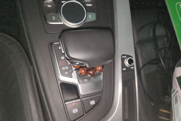 Used Audi A4L 2019 40 TFSI Fashion Edition China VI Emission Standard Gear Lever