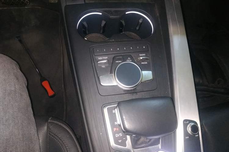 Used Audi A4L 2019 40 TFSI Fashion Edition China VI Emission Standard Gear Lever