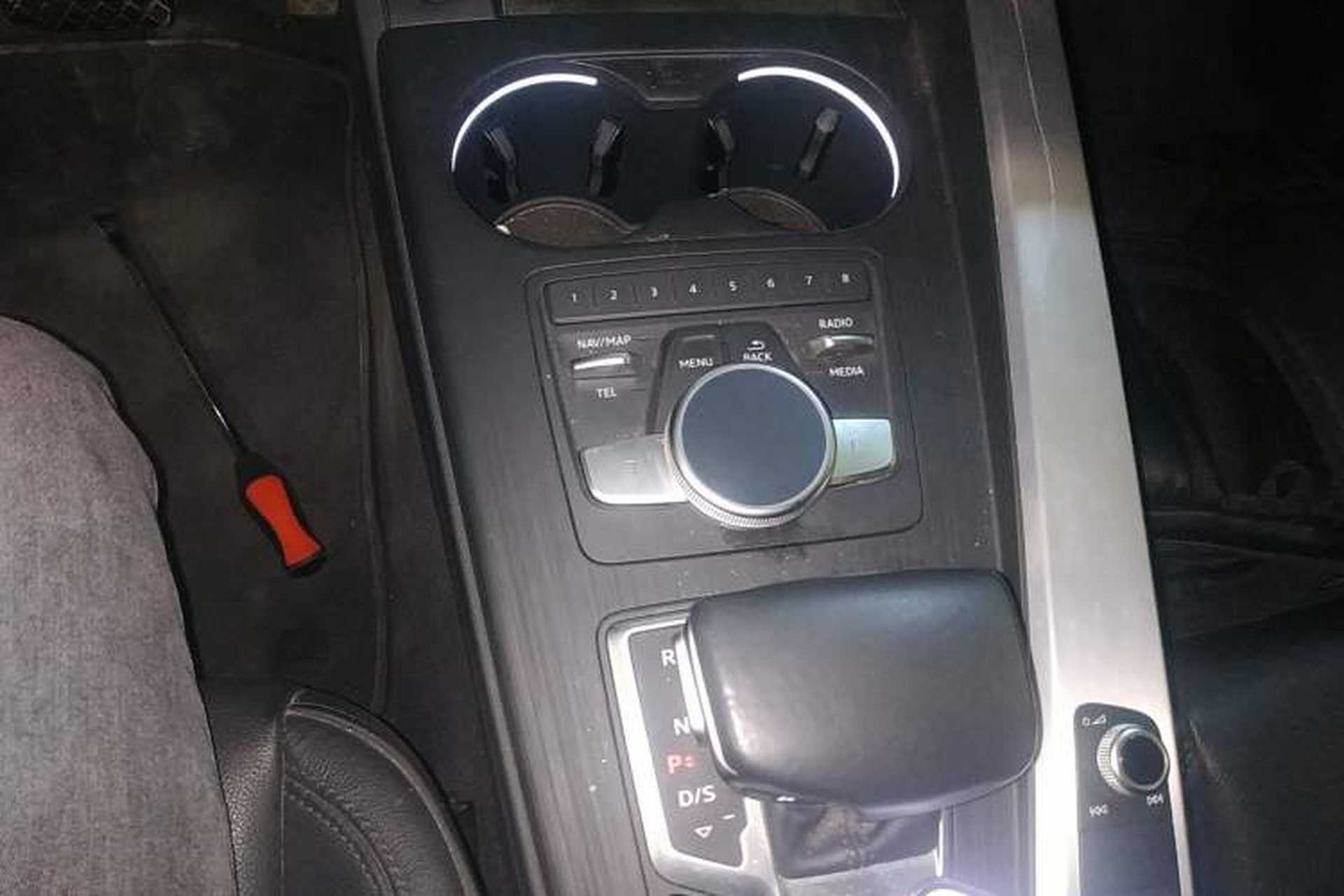 Used Audi A4L 2019 40 TFSI Fashion Edition China VI Emission Standard Gear Lever