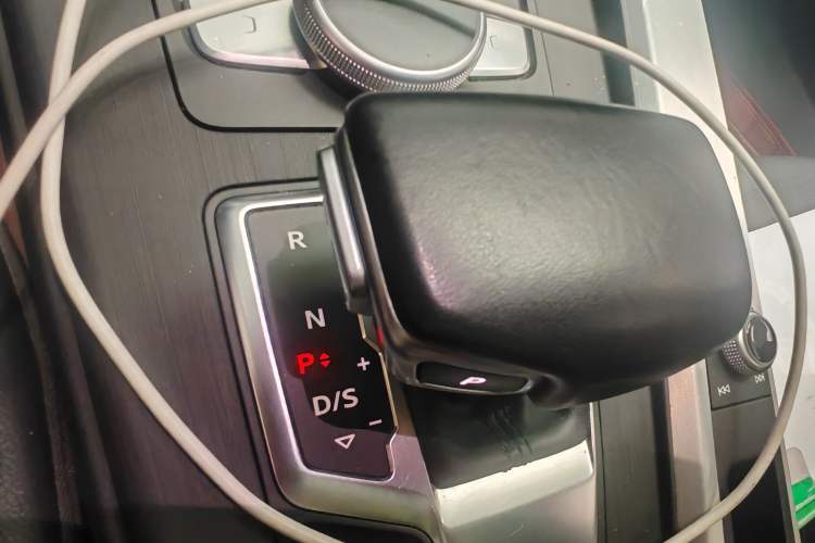 Used Audi A4L 2019 40 TFSI Fashion Version China V Gear Lever