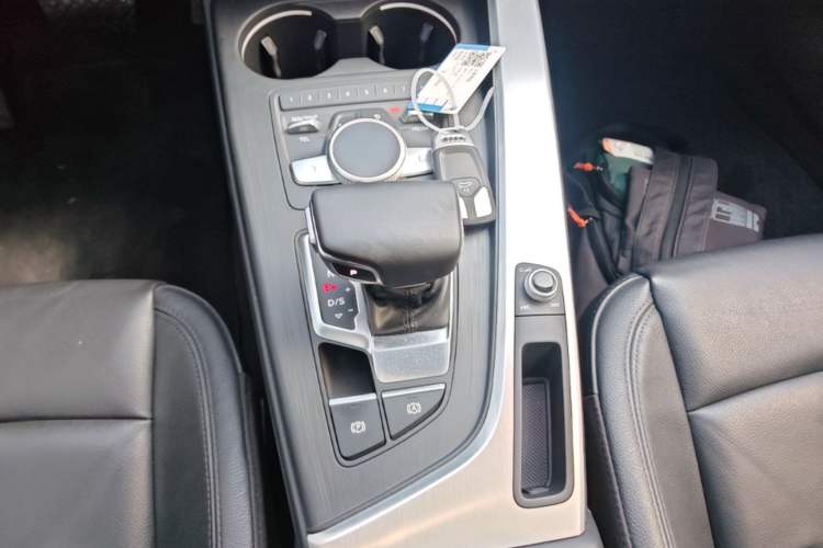 Used Audi A4L 2019 40 TFSI Fashion Edition China VI Emission Standard Gear Lever