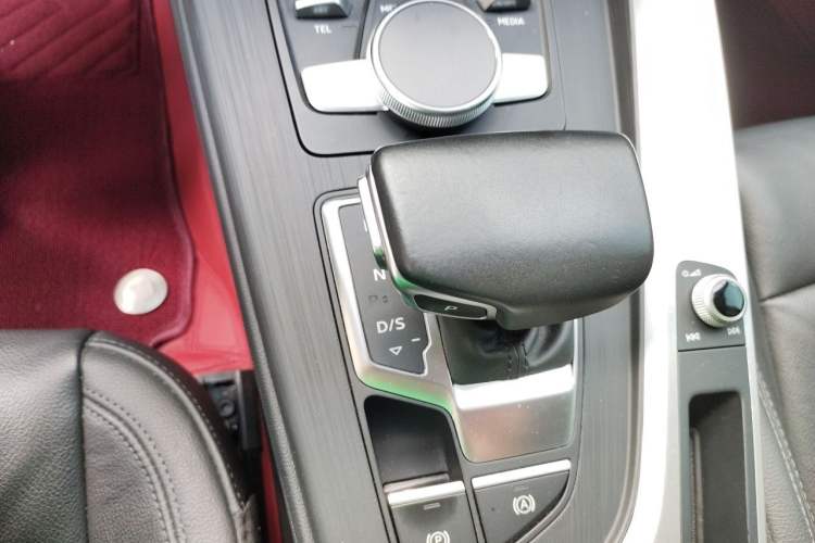 Used Audi A4L 2019 40 TFSI Fashion Edition China VI Emission Standard Gear Lever