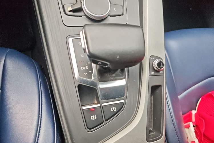 Used Audi A4L 2019 40 TFSI Ambition Version China V Gear Lever