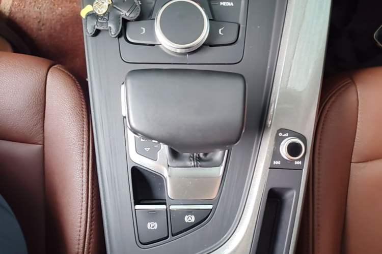 Used Audi A4L 2019 40 TFSI Ambition China VI Gear Lever