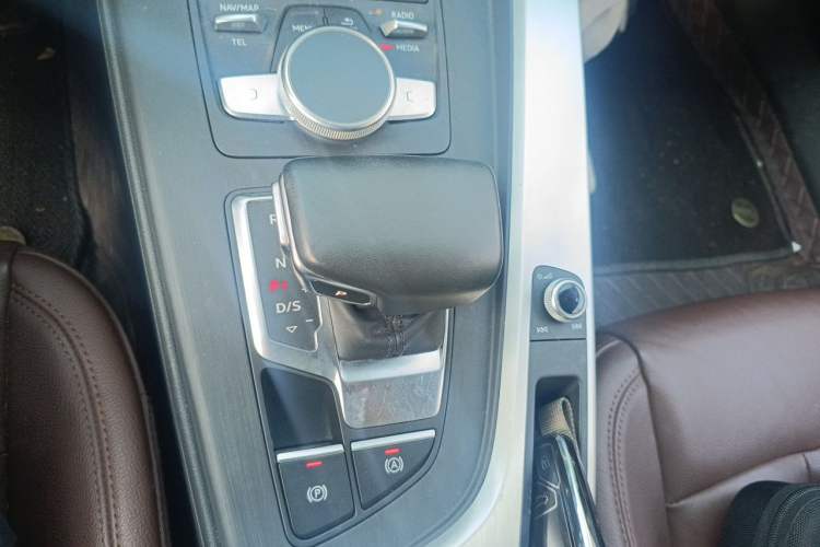 Used Audi A4L 2019 40 TFSI Fashion Edition China VI Emission Standard Gear Lever