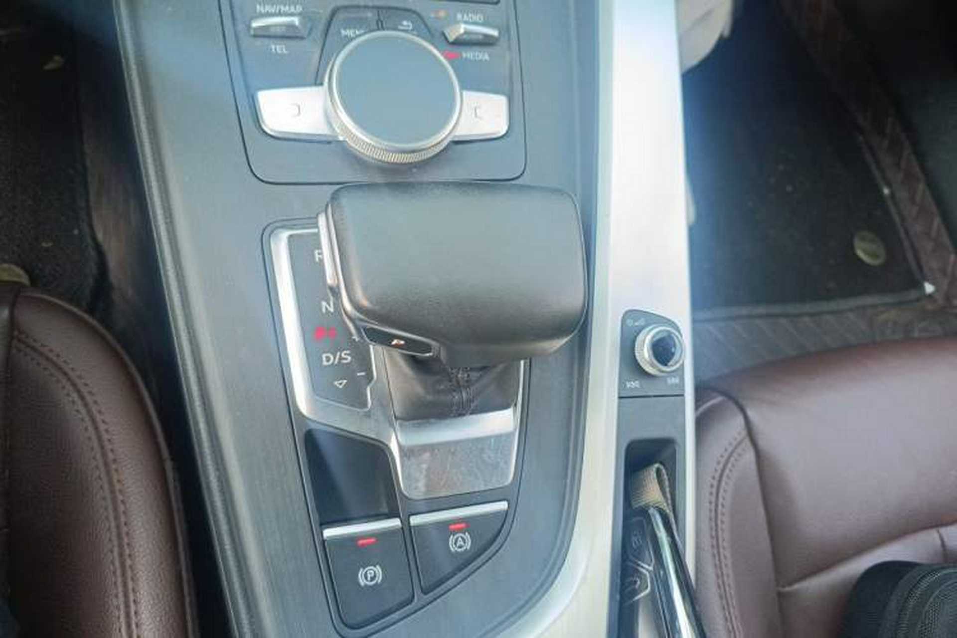 Used Audi A4L 2019 40 TFSI Fashion Edition China VI Emission Standard Gear Lever