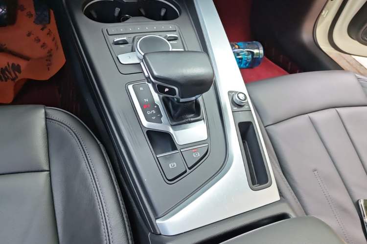 Used Audi A4L 2019 40 TFSI Fashion Edition China VI Emission Standard Gear Lever