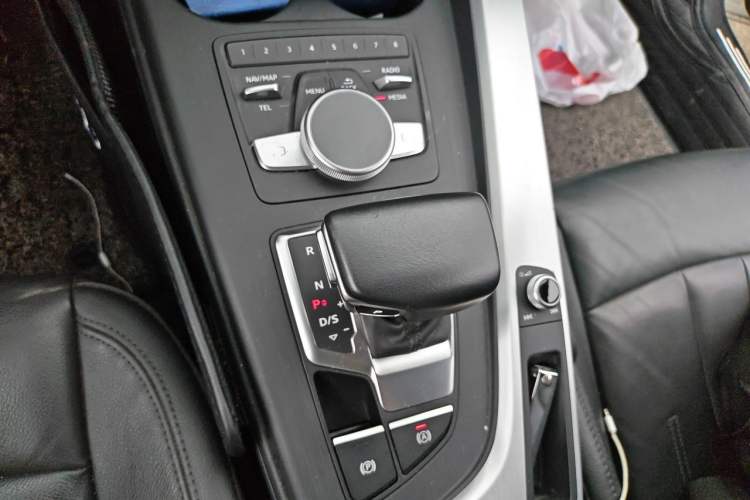 Used Audi A4L 2019 40 TFSI Fashion Edition China VI Emission Standard Gear Lever
