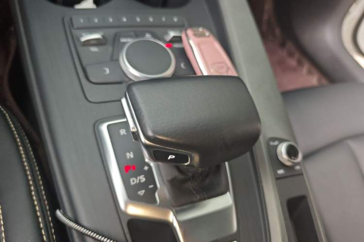 Used Audi A4L 2019 40 TFSI Ambition China VI Gear Lever