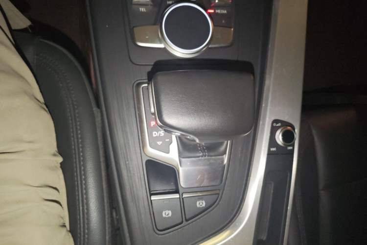 Used Audi A4L 2019 40 TFSI Fashion Edition China VI Emission Standard Gear Lever
