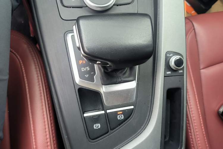 Used Audi A4L 2019 40 TFSI Ambition China VI Gear Lever