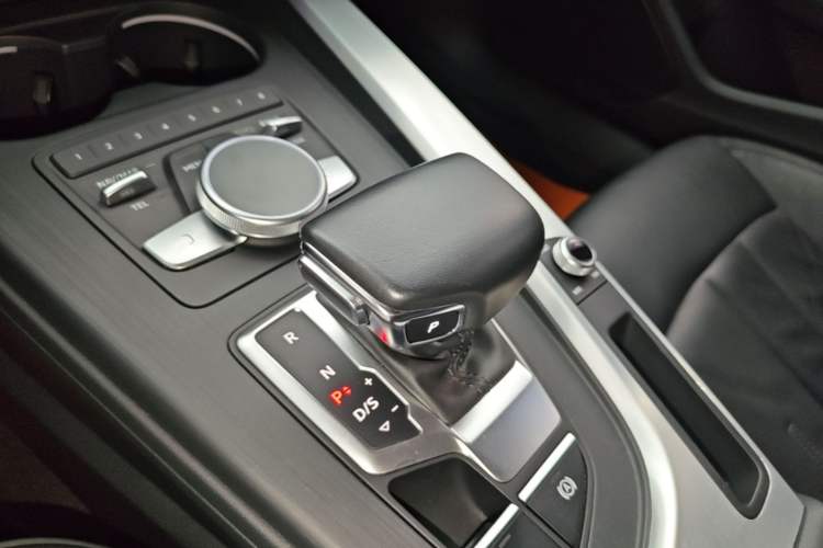 Used Audi A4L 2019 40 TFSI Fashion Version China V Gear Lever