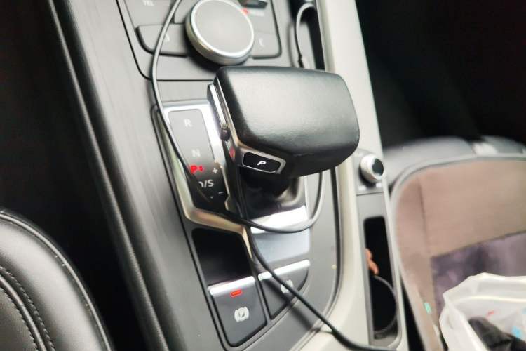 Used Audi A4L 2019 40 TFSI Ambition China VI Gear Lever