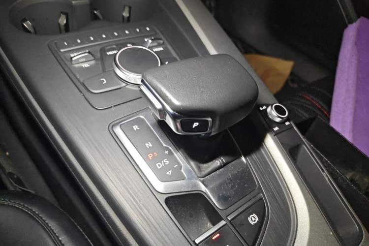 Used Audi A4L 2019 40 TFSI Ambition China VI Gear Lever