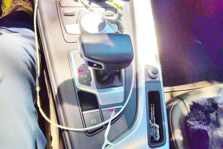 Used Audi A4L 2019 40 TFSI Fashion Edition China VI Emission Standard Gear Lever