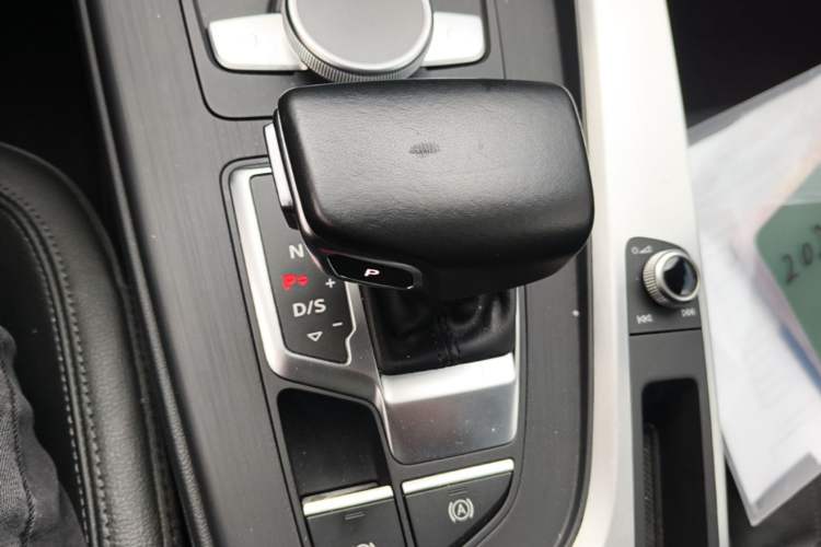 Used Audi A4L 2019 40 TFSI Fashion Edition China VI Emission Standard Gear Lever
