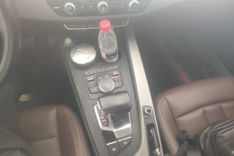 Used Audi A4L 2019 40 TFSI Ambition China VI Gear Lever