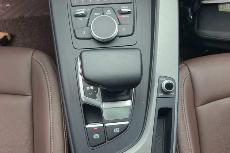 Used Audi A4L 2019 40 TFSI Ambition China VI Gear Lever