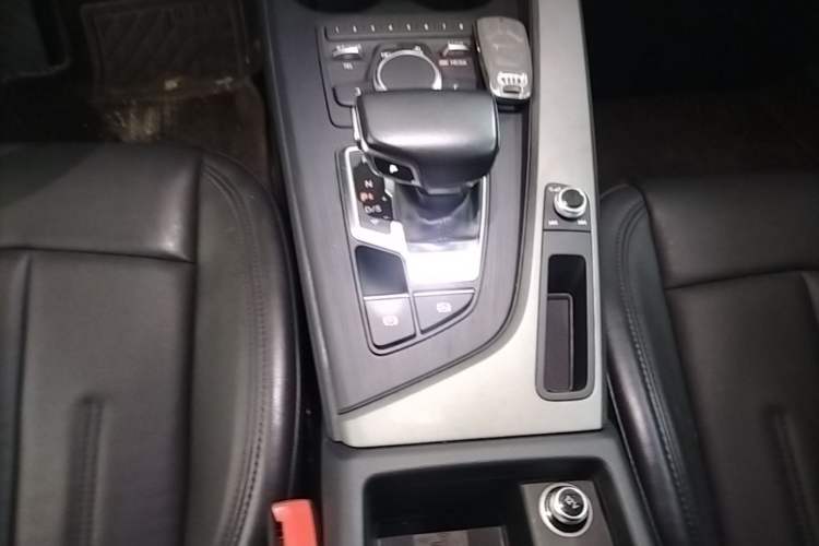 Used Audi A4L 2019 40 TFSI Ambition China VI Gear Lever
