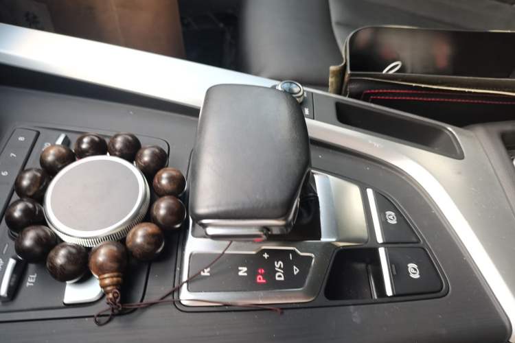 Used Audi A4L 2019 40 TFSI Fashion Version China V Gear Lever