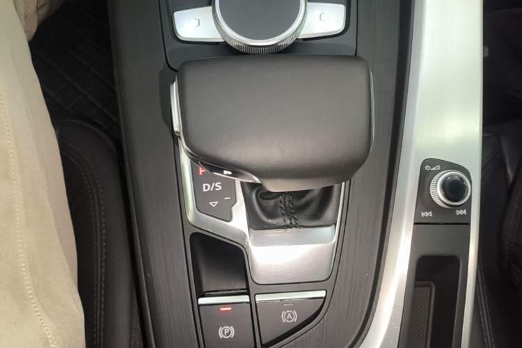 Used Audi A4L 2019 40 TFSI Fashion Edition China VI Emission Standard Gear Lever