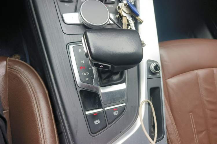 Used Audi A4L 2019 40 TFSI Fashion Edition China VI Emission Standard Gear Lever
