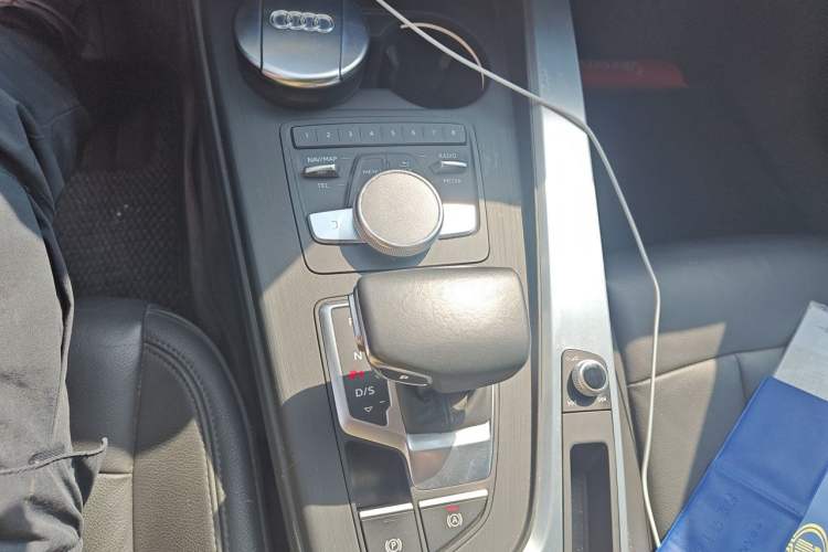 Used Audi A4L 2019 40 TFSI Fashion Edition China VI Emission Standard Gear Lever