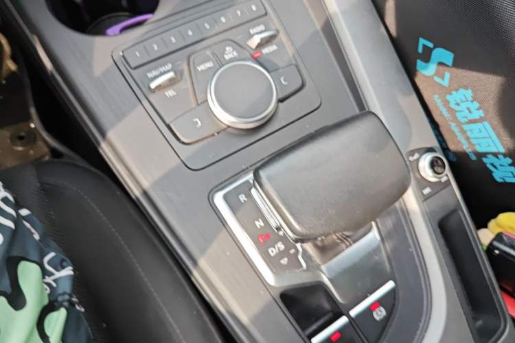 Used Audi A4L 2019 40 TFSI Ambition China VI Gear Lever