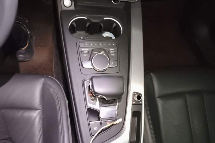 Used Audi A4L 2019 40 TFSI Fashion Edition China VI Emission Standard Gear Lever