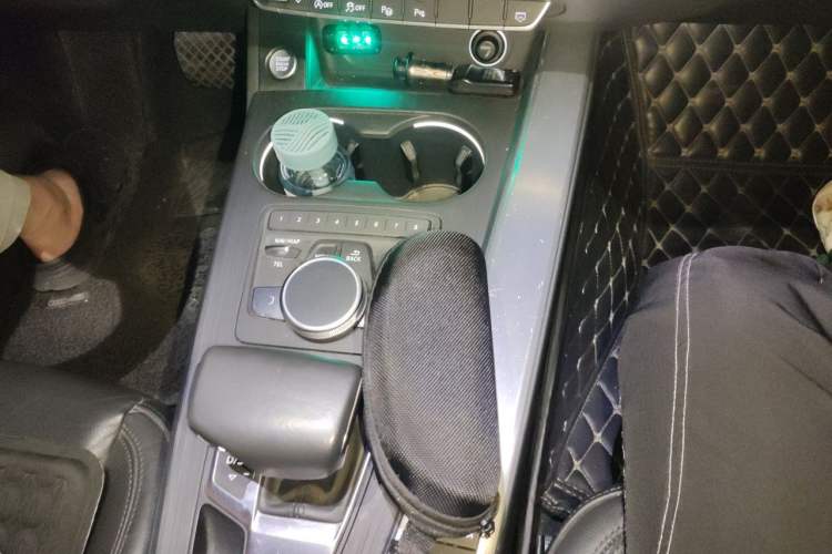 Used Audi A4L 2019 40 TFSI Fashion Edition China VI Emission Standard Gear Lever