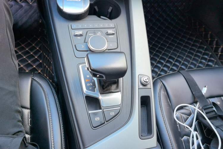 Used Audi A4L 2019 40 TFSI Ambition China VI Gear Lever