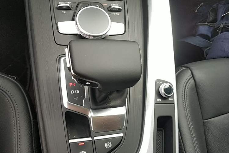 Used Audi A4L 2019 40 TFSI Fashion Edition China VI Emission Standard Gear Lever