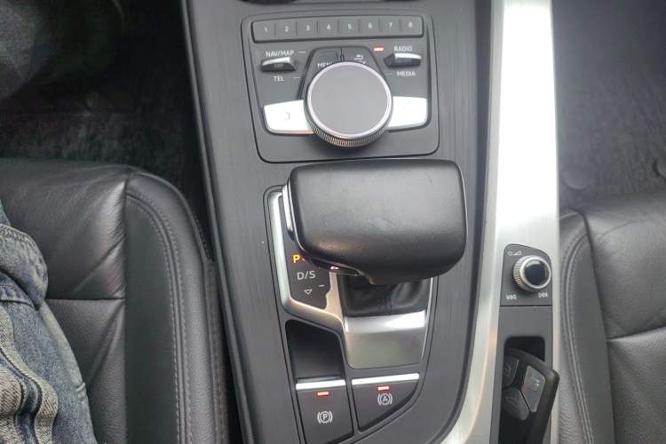 Used Audi A4L 2019 40 TFSI Fashion Edition China VI Emission Standard Gear Lever