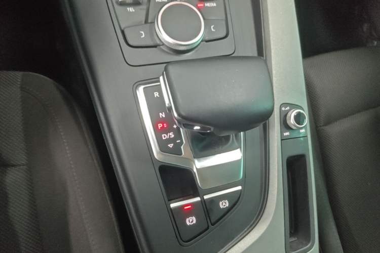 Used Audi A4L 2019 40 TFSI Ambition China VI Gear Lever