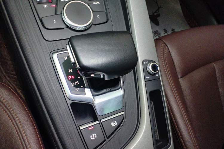 Used Audi A4L 2019 40 TFSI Ambition China VI Gear Lever