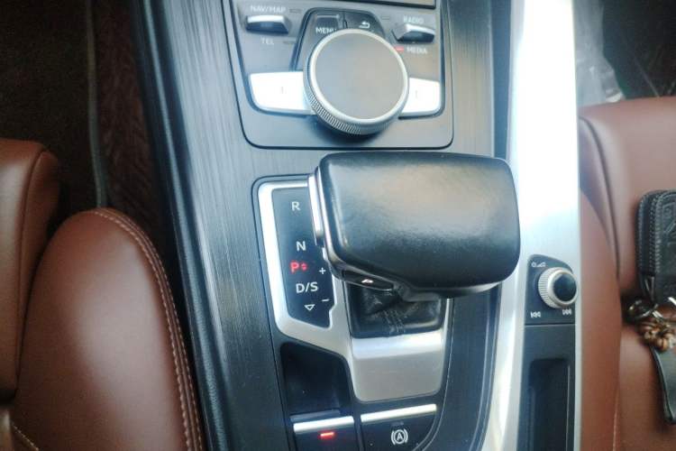 Used Audi A4L 2019 40 TFSI Fashion Version China V Gear Lever